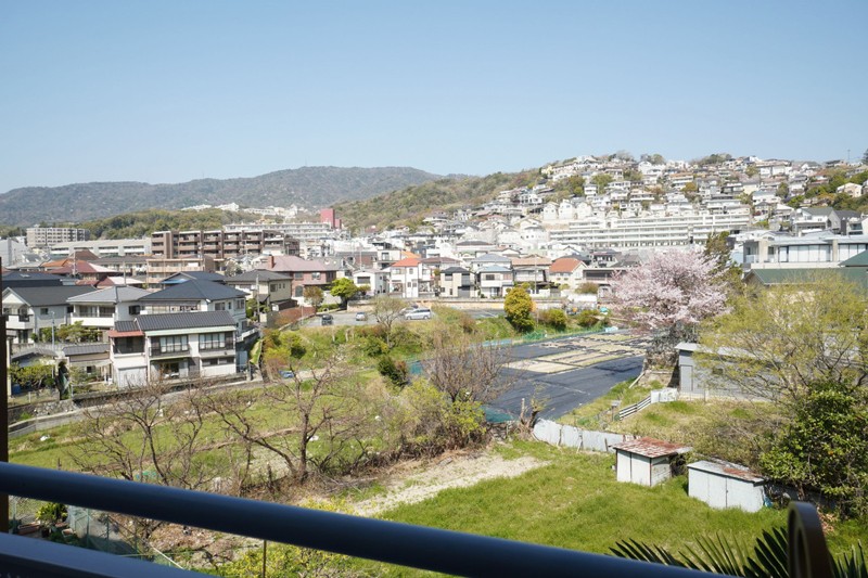 3階LDK側バルコニーからは春には桜を望むことができます。（2022年4月撮影）