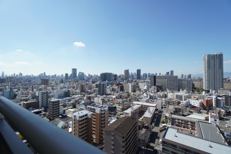 18階部分ですので、前面を遮る建物もなく爽快な眺めです。大きな空の開放感で、毎日のちょっとした疲れやストレスを癒してくれる空間です。