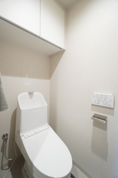 TOTO製ウォシュレット一体型のトイレを新規設置しました。吊戸棚も設置しましたので、お掃除用品等の収納にも便利です。新しい設備で気持ちよく新生活をスタートして頂けます。