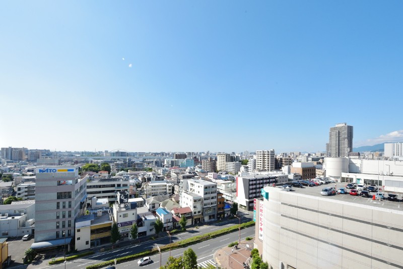 周囲にはあまり高い建物もなく、非常にすっきりとした眺望です。高く広い空が時間と共に移り変わっていく様子を、ゆっくりと眺めていたくなるような景色です。