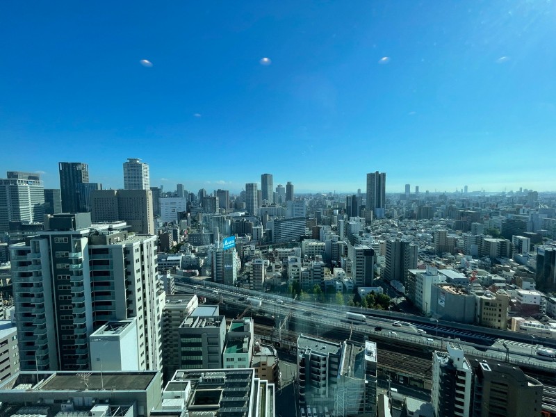 27階部分の南向きですので、陽当り・眺望良好です。福島の街や京セラドームを望む、すっきりと開けた眺望です。リビングと洋室2室が南向きですので、明るく開放的な空間を味わえます。