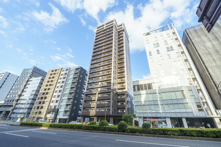 2014年築・地震の揺れを吸収、抑制してくれる免震構造が採用された新時代のタワーマンションです。8路線4駅が利用できる自由自在なアクセスが叶う立地です。