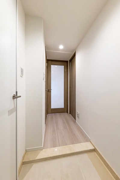 住まいの顔となる玄関は清潔感溢れる空間です。照明は人感センサーなので、夜遅い帰宅時でも明るい空間が出迎えてくれます。