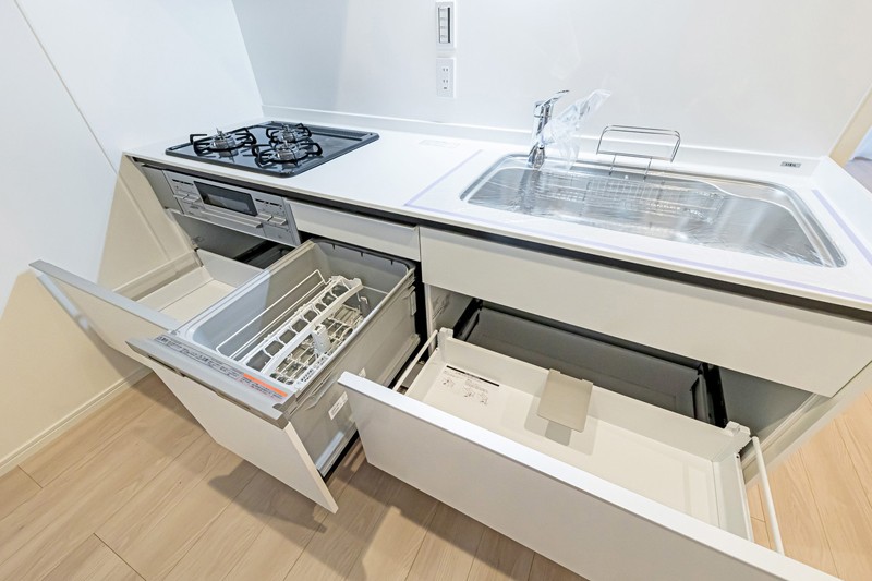 ◆食器洗浄乾燥機◆家事の時間を短縮できる優れもの。さらに節水・節約を同時に行うことができるので、大変人気があり重宝します。