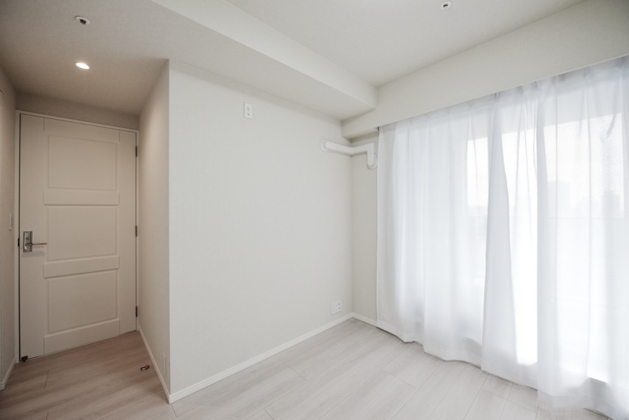 洋室3（約5.0帖）は南向きのバルコニーに面したお部屋です。リビングから離れているお部屋なので、落ち着いて作業に集中出来るワークスペースや子供部屋にもおすすめです。