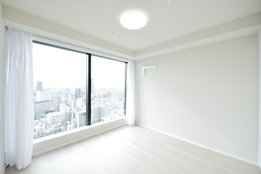 洋室1（約7.0帖）は南向きのお部屋で、前面を遮る建物もありませんので陽当り・眺望良好です。見晴らしの良いお部屋ですっきりと目覚められる主寝室にいかがでしょうか。