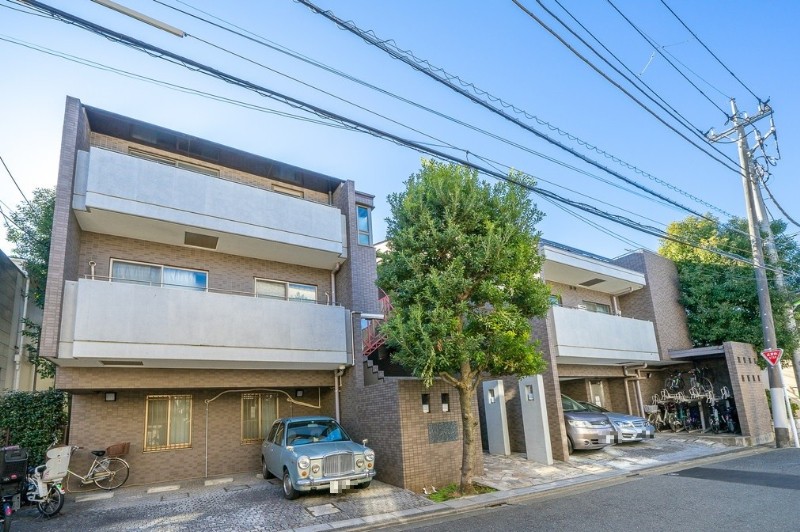 渋谷や吉祥寺を日常の生活圏にしながら、ゆったりした時の流れの中で暮らせる街。良好な住環境が確保された第一種低層住居専用地域に佇む低層マンションです。