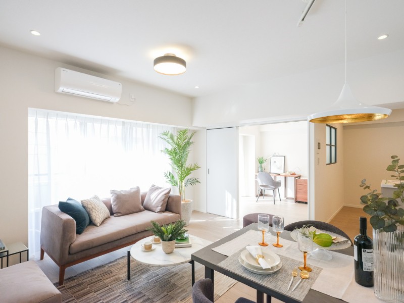 心地よい光と風が訪れる、安らぎの南西向き角部屋です。温もりを感じる木目調のフローリングと建具やホワイトのクロスが、上質な雰囲気を演出します。