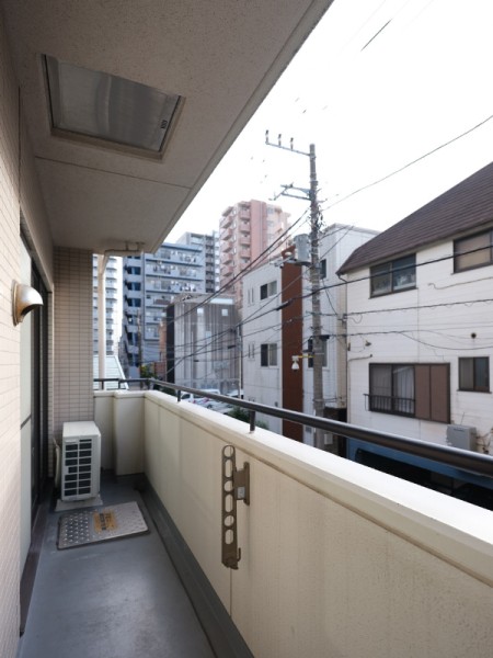 道路を挟んだ前方には戸建住宅が建ち並びます。高い建物がないため、しっかりと採光を確保しています。