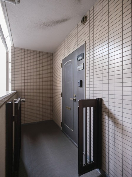 プライバシー保護にうれしいポーチ付きのお部屋です。お子様の玄関飛び出し等による事故も防げるので安心ですね。