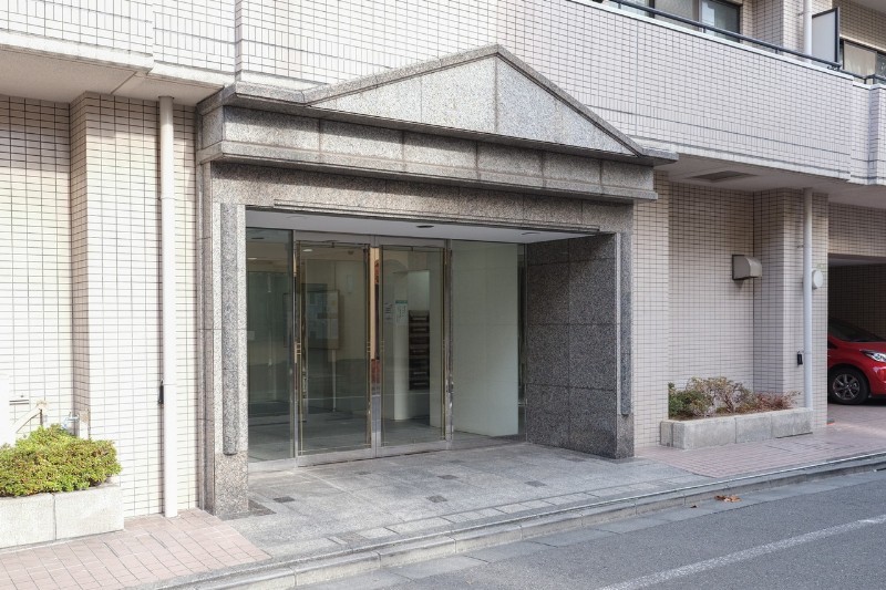 共用部は日勤の管理人さんによってお手入れが行き届いています。きれいに保たれたエントランスが安らぎに満ちた暮らしへ誘います。