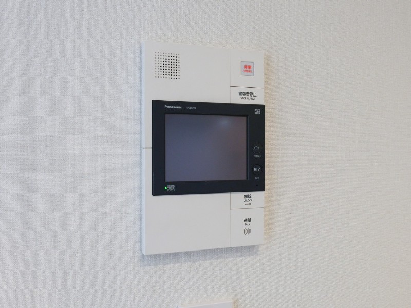 ◆TVモニター付インターホン◆訪ねてきた相手をモニター越しに確認でき、防犯対策に役立ちます。インターホン越しに話をすることが可能です。