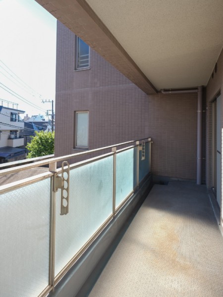 南向きバルコニーは、自然光がたっぷりと注がれる居心地の良い空間です。洗濯物もしっかり乾かせそうです。