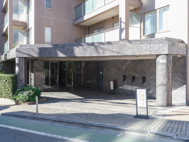 閑静な住宅街に佇む瀟洒なマンションです。綺麗な共用部が安らぎに満ちた暮らしへ誘います。