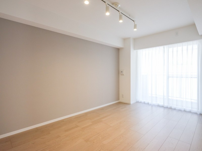 柔らかな陽光がお部屋全体を包む洋室1です。午前中から光が差し込み眠気を吹き飛ばしてくれそうなお部屋です。