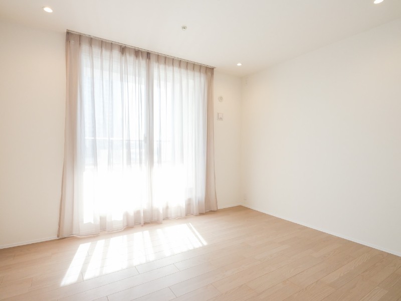 南向きのバルコニーに接続する洋室2です。たっぷりの光が注がれる心地よいお部屋。凹凸が少なくベッドなどの大きな家具も配置しやすいです。
