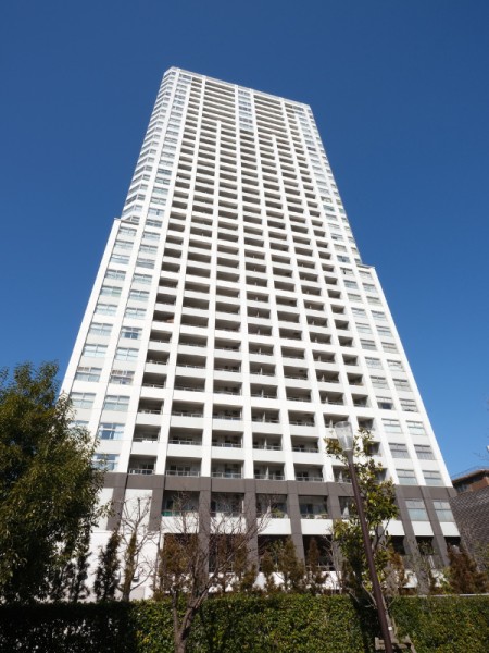 暮らしをアーティスティックに彩る“白い灯台”。その名の通りランドマークとなり、住まう方に優雅な日常をもたらします。充実の共用施設や生活至便な住環境により、ワンランク上の生活が叶います。