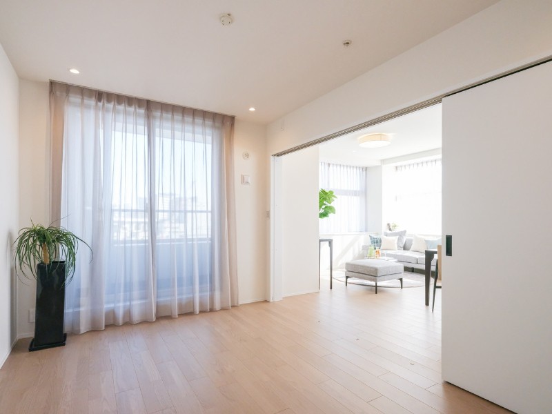 リビングと隣接する洋室1です。東向きのバルコニーに接続する開放的なお部屋は、午前中から穏やかな光に包まれます。