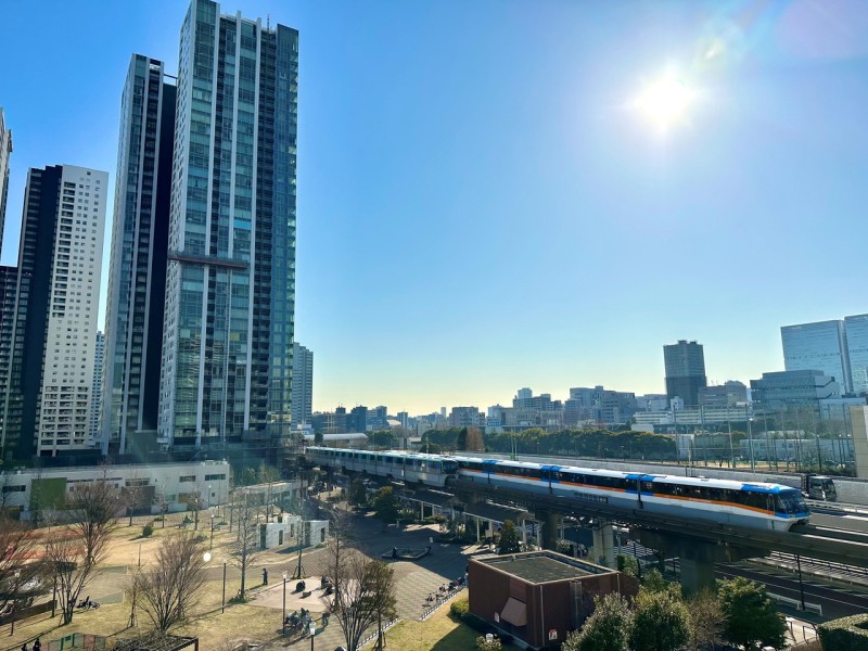 目の前には約2万m²の面積を誇る港南緑水公園を見下ろす開放的な眺望を堪能できます。都心の刺激を間近にしつつ、豊かな自然も掌中に収める贅沢な眺めです。