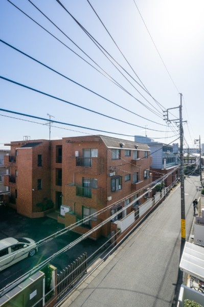 広がる空を仰ぐ眺望です。爽やかな青空を見ながら爽快感を味わい、ほっと一息つけそうです。