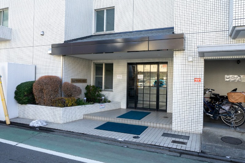 整った植栽から自然の潤いを感じるエントランスです。心地の良い安らぎに満ちた暮らしへ誘います。