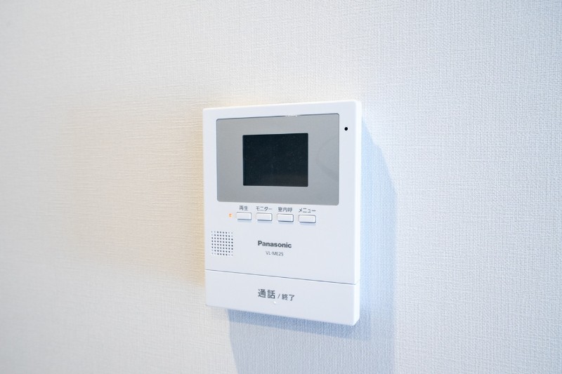 ◆TVモニター付インターホン◆訪ねてきた相手をモニター越しに確認でき、防犯対策に役立ちます。インターホン越しに話をすることが可能です。