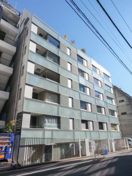洗練された都市文化の華やぎが人生を美しく彩る「半蔵門」駅徒歩3分の好立地！洗練された街の雰囲気に調和したスタイリッシュな外観です。