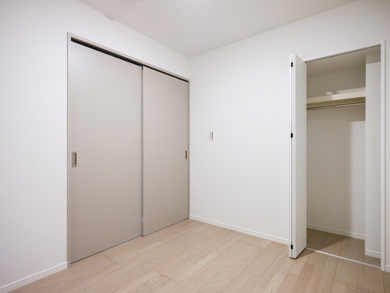 クローゼット付きの洋室3です。作業部屋としても使いやすいお部屋です。