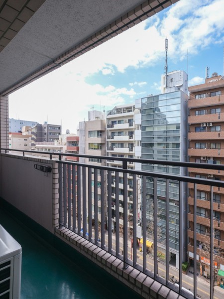 対面の建物との距離があり、通風良好なバルコニーです。