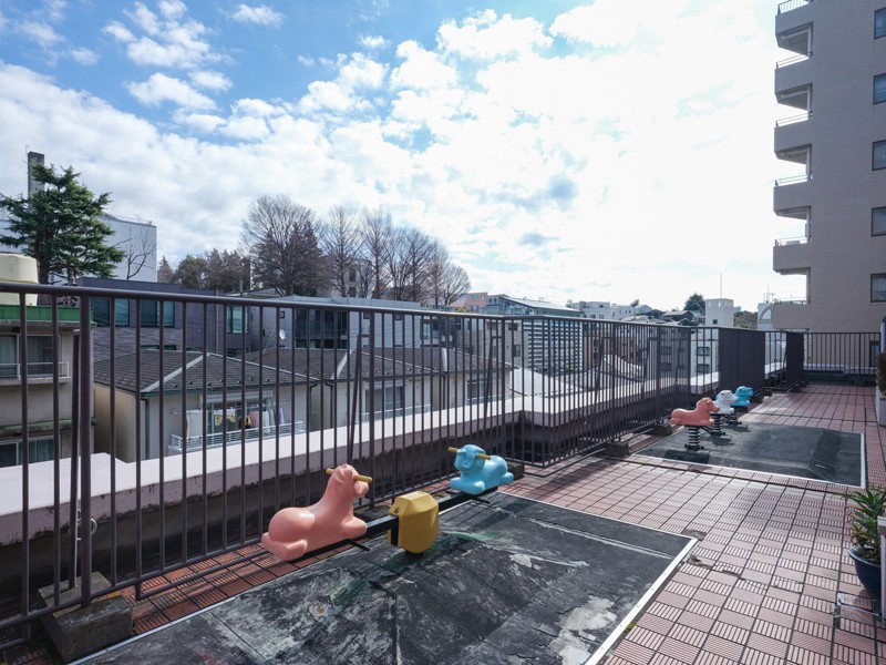 5階屋上にお子様用広場がございます。