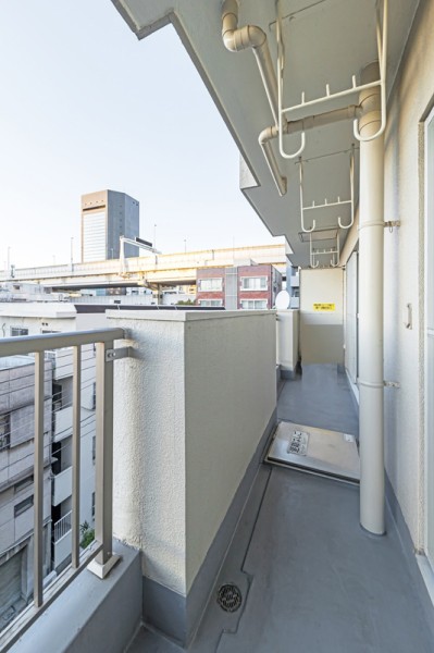美しい夕日を楽しむことができる西向きのバルコニーです。日没までたっぷり日差しが入るので、遅めに洗濯物を干しても安心です。