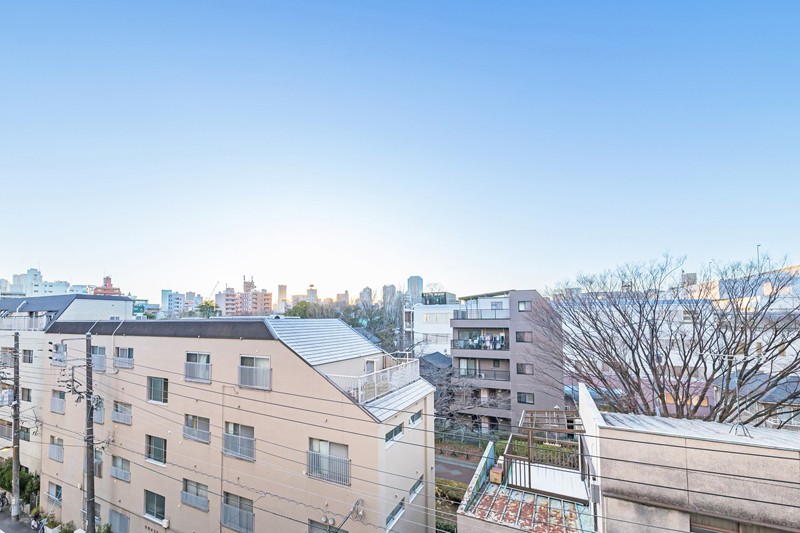 5階のお部屋からは開けた眺望を望めます。爽やかな青空を見ながら開放感と爽快感を味わい、ほっと一息つけそうです。
