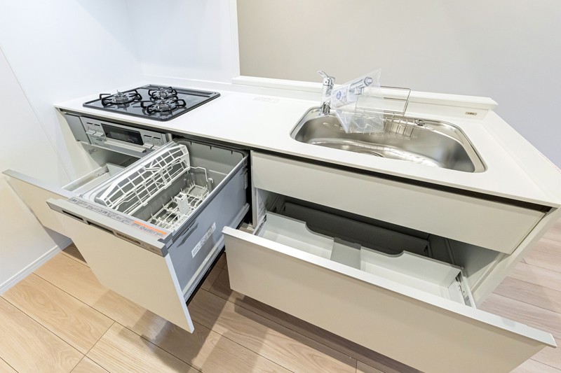 ◆食器洗浄乾燥機◆家事の時間を短縮できる優れもの。さらに節水・節約を同時に行うことができるので、大変人気があり重宝します。