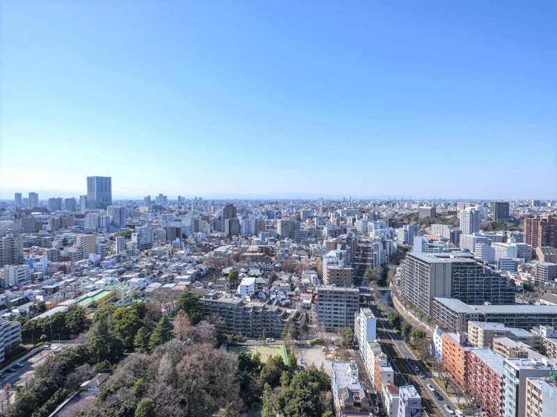 見事なまでに開けた青空を掌中に収めることができる眺望です。大空の眺めにほっと一息つき、見下ろせば甘泉園公園の豊かな自然も感じ、凛とした空気が流れ込みます。