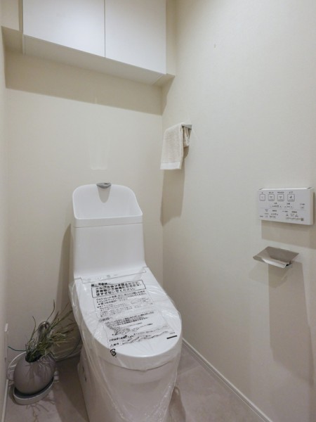 シンプルで安らぎ溢れる空間のレストルーム。優れた節水効果や汚れが付きにくい便座など、ほしかった機能が揃ったウォシュレット一体型トイレです。