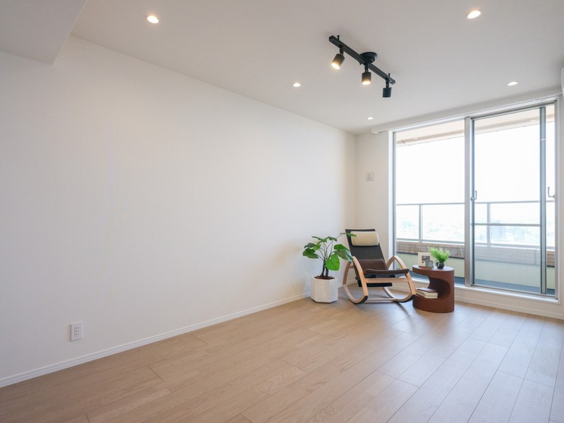 洋室1は約8.8帖の開放的なお部屋です。凹凸が少なくベッドなどの大きな家具も配置しやすいですね。バルコニーへ出てリフレッシュができるお部屋です。