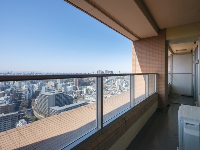 あたたかく穏やかな自然光に包まれるバルコニーです。清らかで穏やかな時間が流れ、明日への活力を養うことができる空間です。