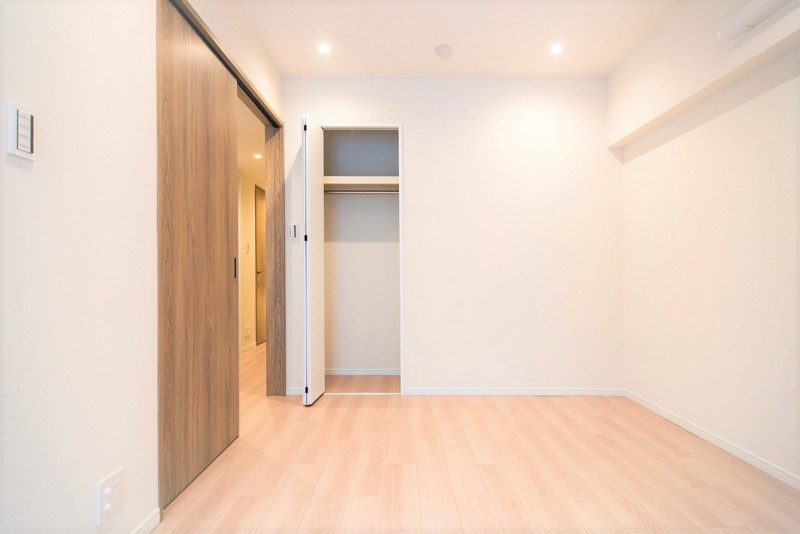 洋室3は廊下とリビングの2箇所からアクセスできる回遊性の高いお部屋です。引き戸を開放し、拡張リビングとしてもお使いいただけます。