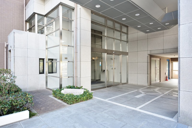 入り口の大きなガラス張りが印象的なエントランスです。JR線や、阪急線も利用可能な立地です。休日には夙川沿いをゆったり歩いてお散歩するのもおすすめです。