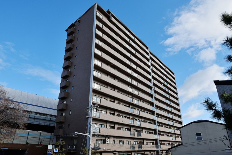 西宮七園の一つ、香櫨園の静かな環境の中に建つマンションです。桜100選に選ばれた夙川公園近くのマンションで、サクラの季節には美しい桜並木を眺めながらお散歩を楽しめる立地です。