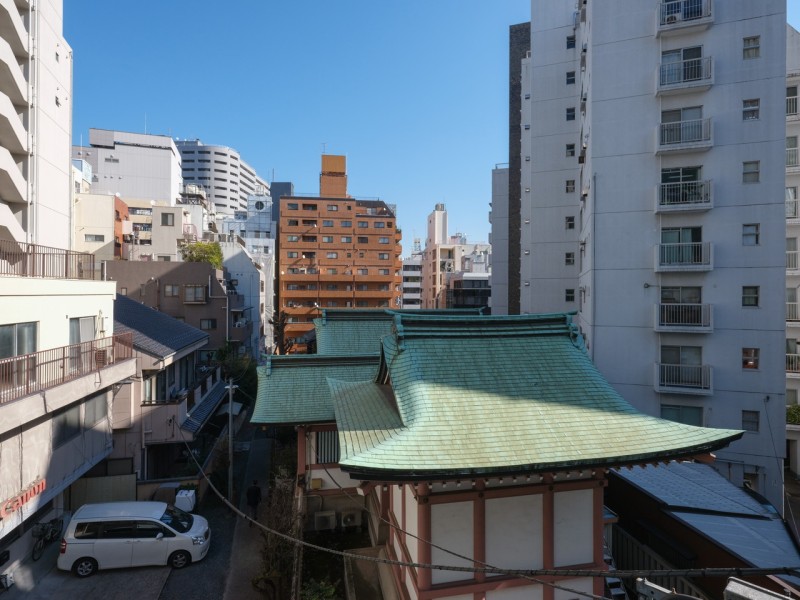 清らかな空気に包まれた「平河天満宮」に隣接しています。4階のお部屋からはしっかりと青空を仰ぐことができます。