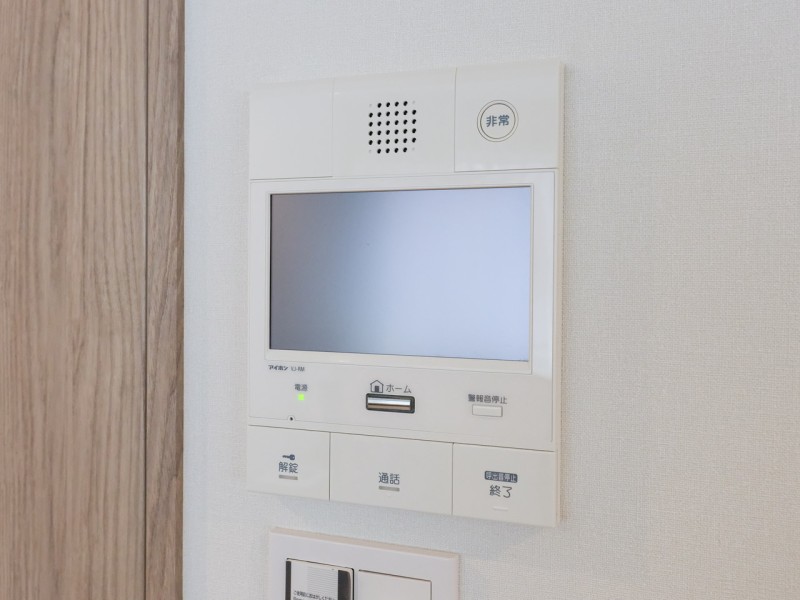 ◆TVモニター付インターホン◆訪ねてきた相手をモニター越しに確認でき、防犯対策に役立ちます。インターホン越しに話をすることが可能です。