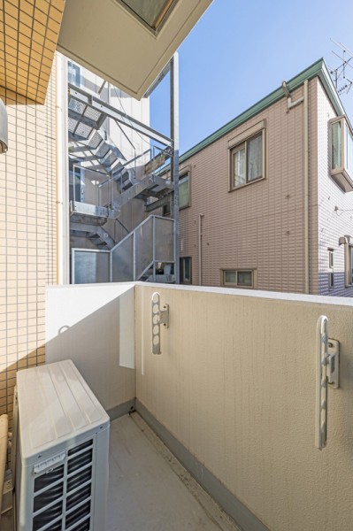 南向きの陽当たり・通風良好なバルコニーです。洗濯金物付きなので洗濯物もしっかりと乾かせそうです。