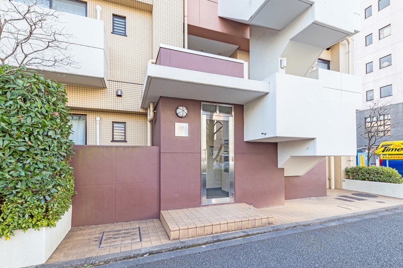 エントランスの外まで手入れが行き届き、きれいに整えられた植栽からも管理体制の良さが伺えます。
