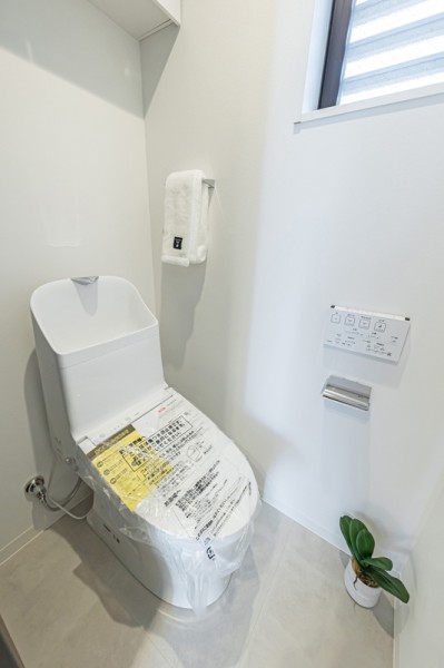 上部収納を備えたレストルームです。優れた節水効果や汚れがつきにくい便座など、欲しかった機能が揃ったウォシュレット一体型トイレです。