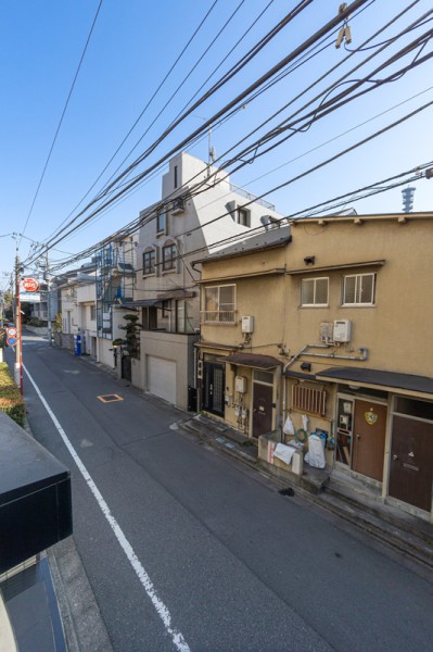 都心に位置しながらも穏やかな時間を感じることができる住まいです。2階部分ですが青々とした空を望む眺望を楽しめます。