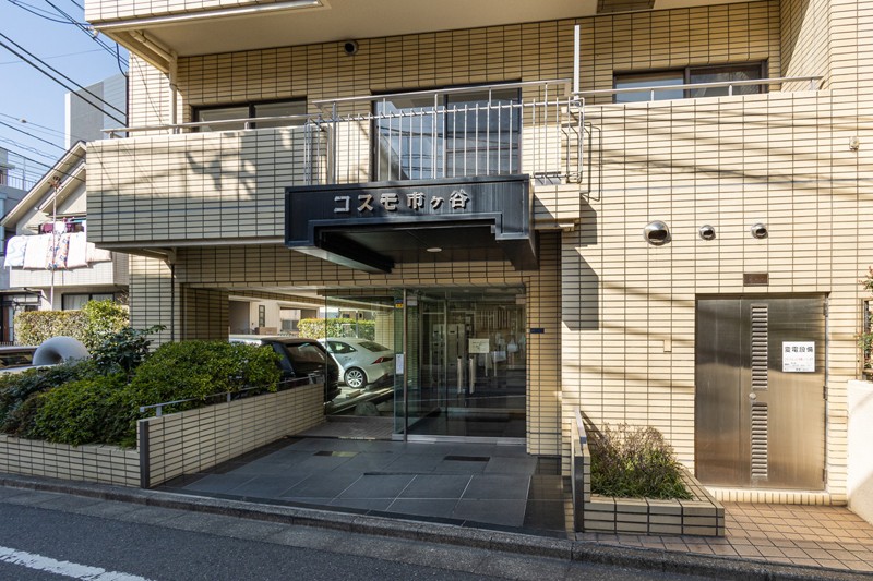 日勤の管理人さんによってお手入れが行き届いたエントランスです。共用部は定期的なメンテナンスで綺麗に保たれています。