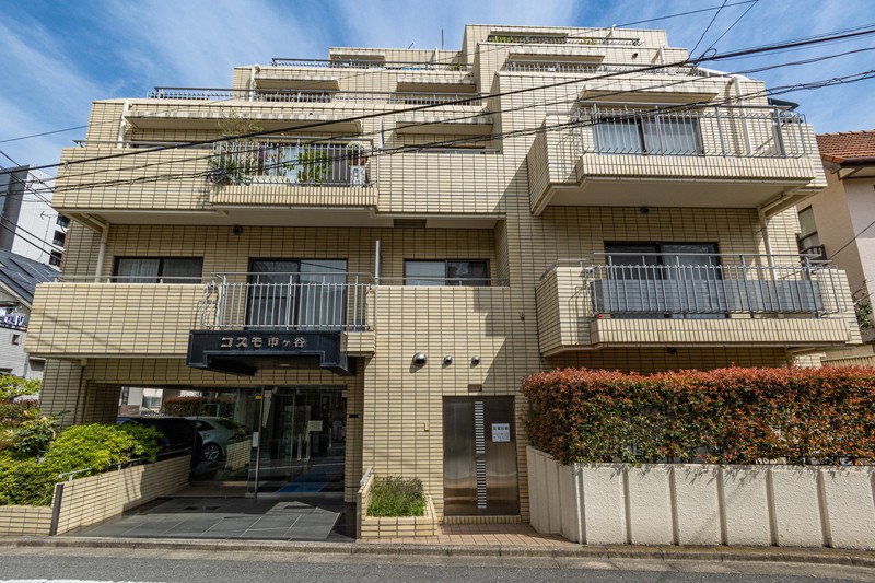 閑静な住宅地に佇む低層レジデンス。『牛込柳町』駅徒歩２分という駅の近さで駅前商業施設が多数有り、買物至便な住環境です。
