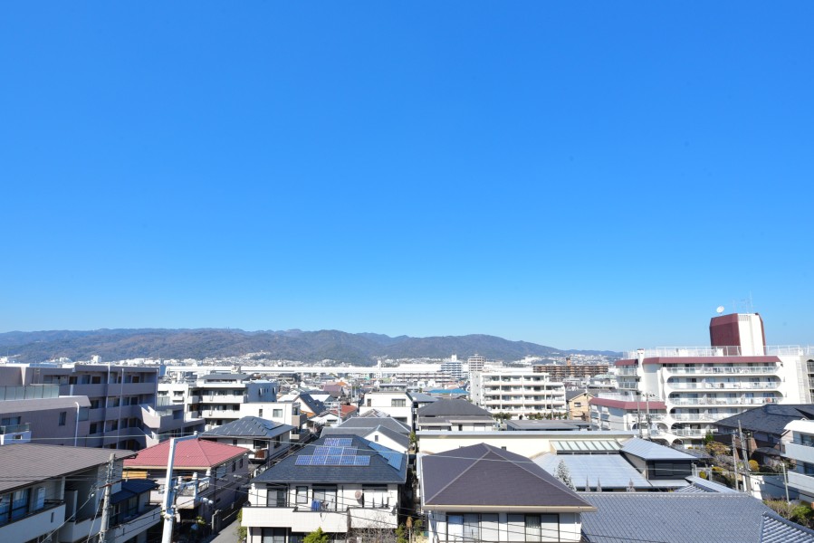 ルーフバルコニーからは六甲山系の山々を望む眺望があります。四季と共に移り変わっていく山の緑や、暮れゆく空の変化を楽しみながら生活出来るお部屋です。