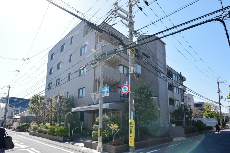 阪神本線芦屋駅から12分の静かな住宅地です。近くには谷崎潤一郎記念館や芦屋市立図書館、芦屋中央公園などがあり、文化と自然に触れあいながら、日常生活をより豊かに過ごさせてくれる立地です。